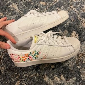 Super cute adidas! Women’s 10